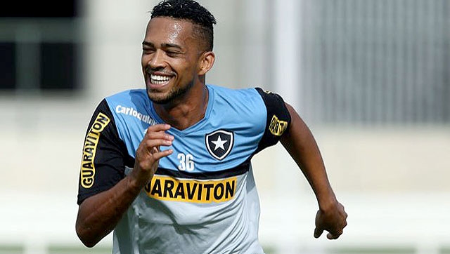 Luís Ricardo é regularizado e estreia pelo Botafogo