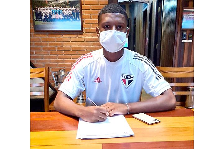 Volante Léo Silva assina com São Paulo primeiro contrato profissional de sua carreira 