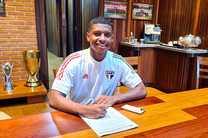 Volante Léo Silva assina com São Paulo primeiro contrato profissional de sua carreira 