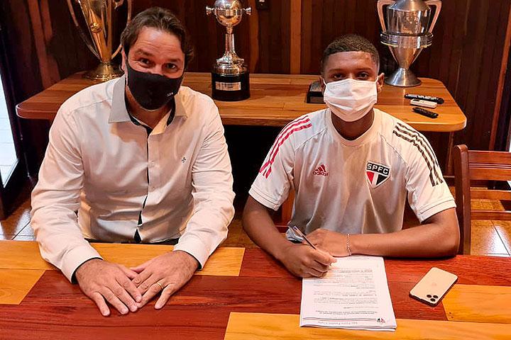 Volante Léo Silva assina com São Paulo primeiro contrato profissional de sua carreira 