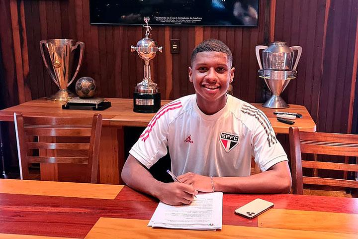 Volante Léo Silva assina com São Paulo primeiro contrato profissional de sua carreira 