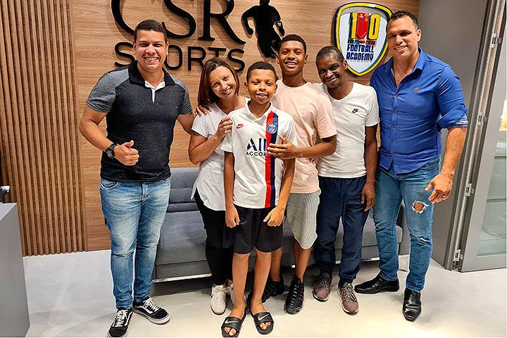 Volante Léo Silva assina com São Paulo primeiro contrato profissional de sua carreira 