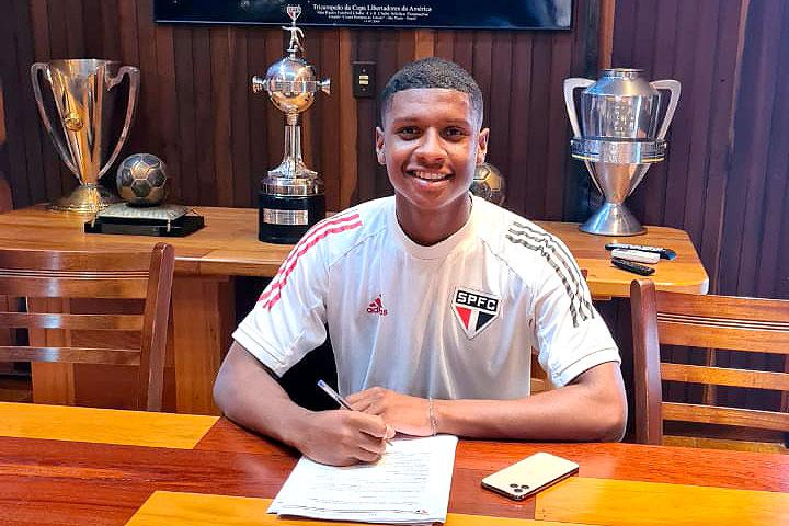 Volante Léo Silva assina com São Paulo primeiro contrato profissional de sua carreira 