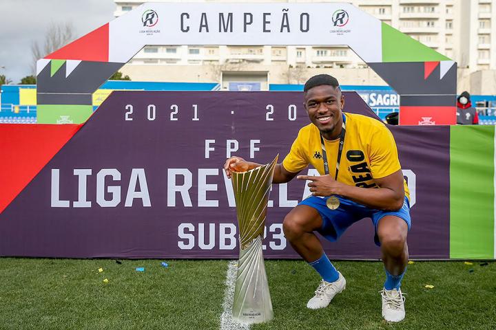Zagueiro Ifeanyi é novo reforço da equipe Sub-23 do Estoril Praia, de  Portugal - CSR Sports