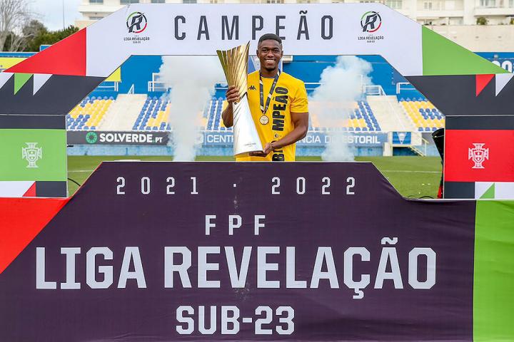 Ifeanyi é campeão da Liga Revelação Sub-23 2021/2022 com Estoril Praia, de  Portugal - CSR Sports