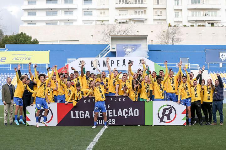 Ifeanyi é campeão da Liga Revelação Sub-23 2021/2022 com Estoril Praia, de  Portugal - CSR Sports