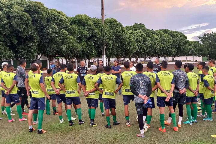 Gestor César Soler conversa com elenco do Novo FC durante pré-temporada 2024